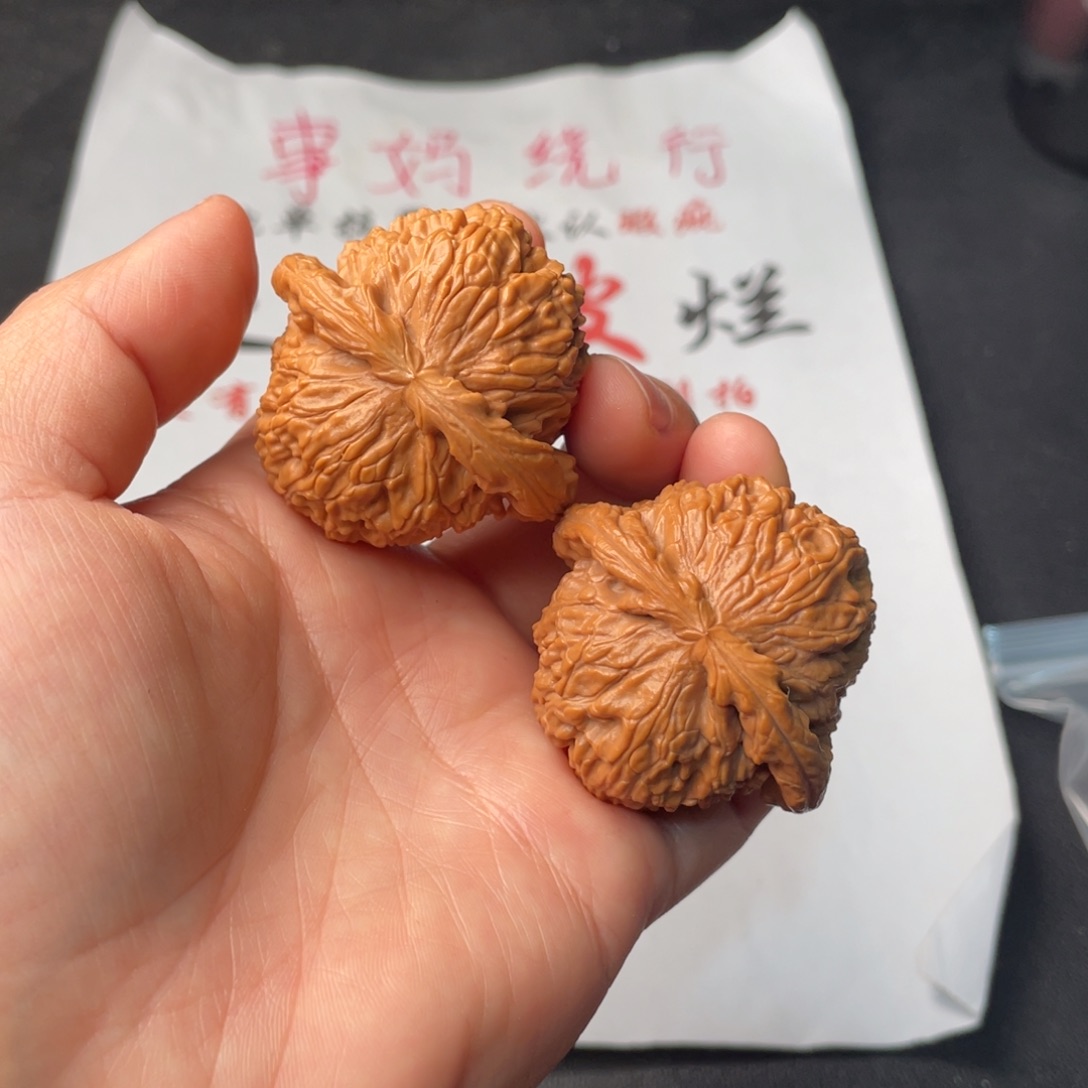 文玩核桃把件241。45白狮子