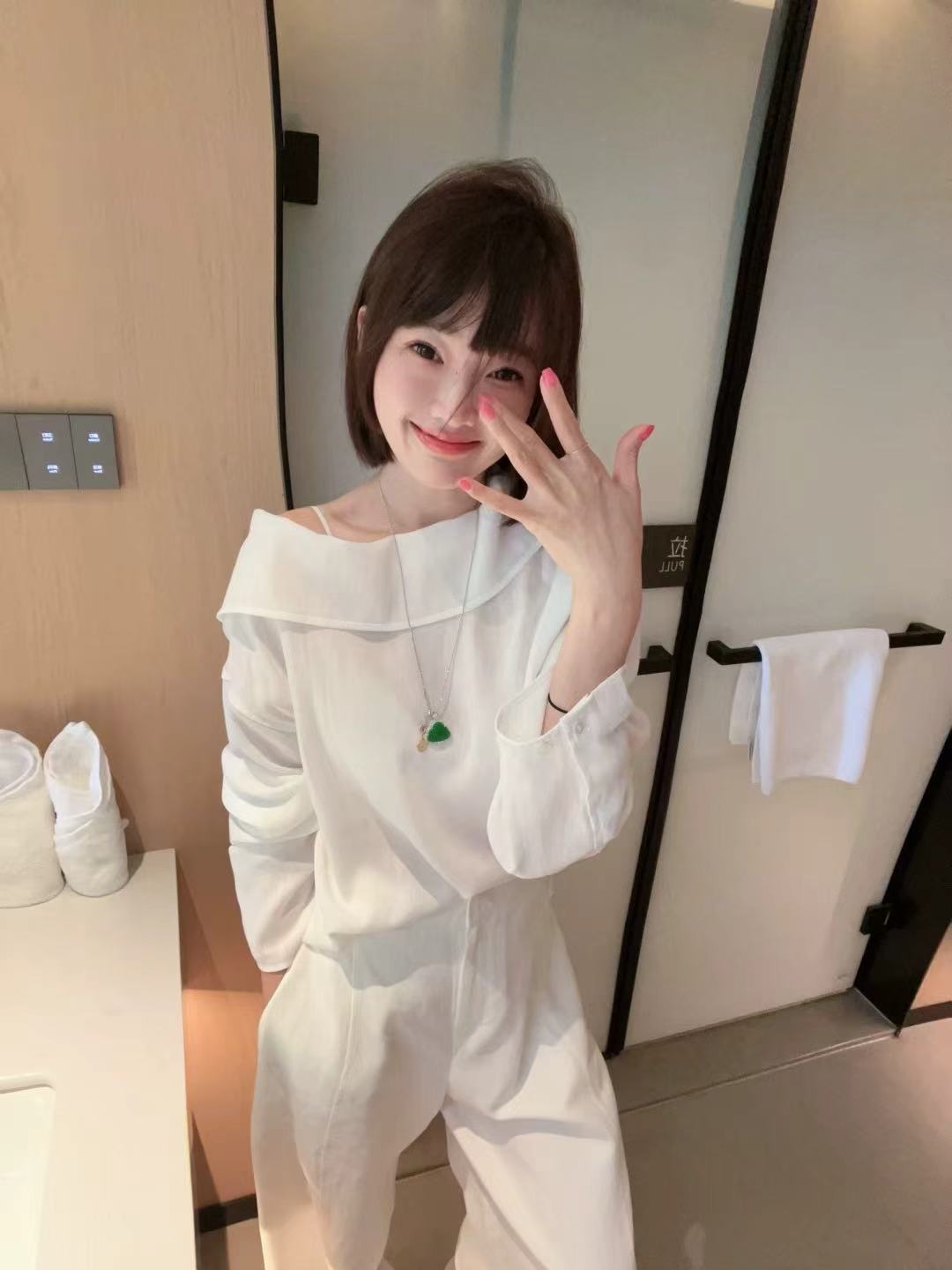 秋款百搭款白色斜肩上衣