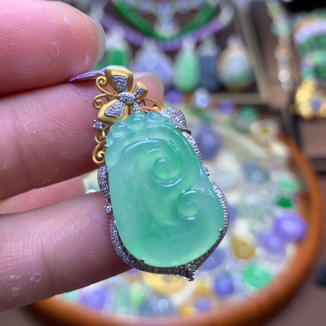 翡翠18K金镶嵌颈饰