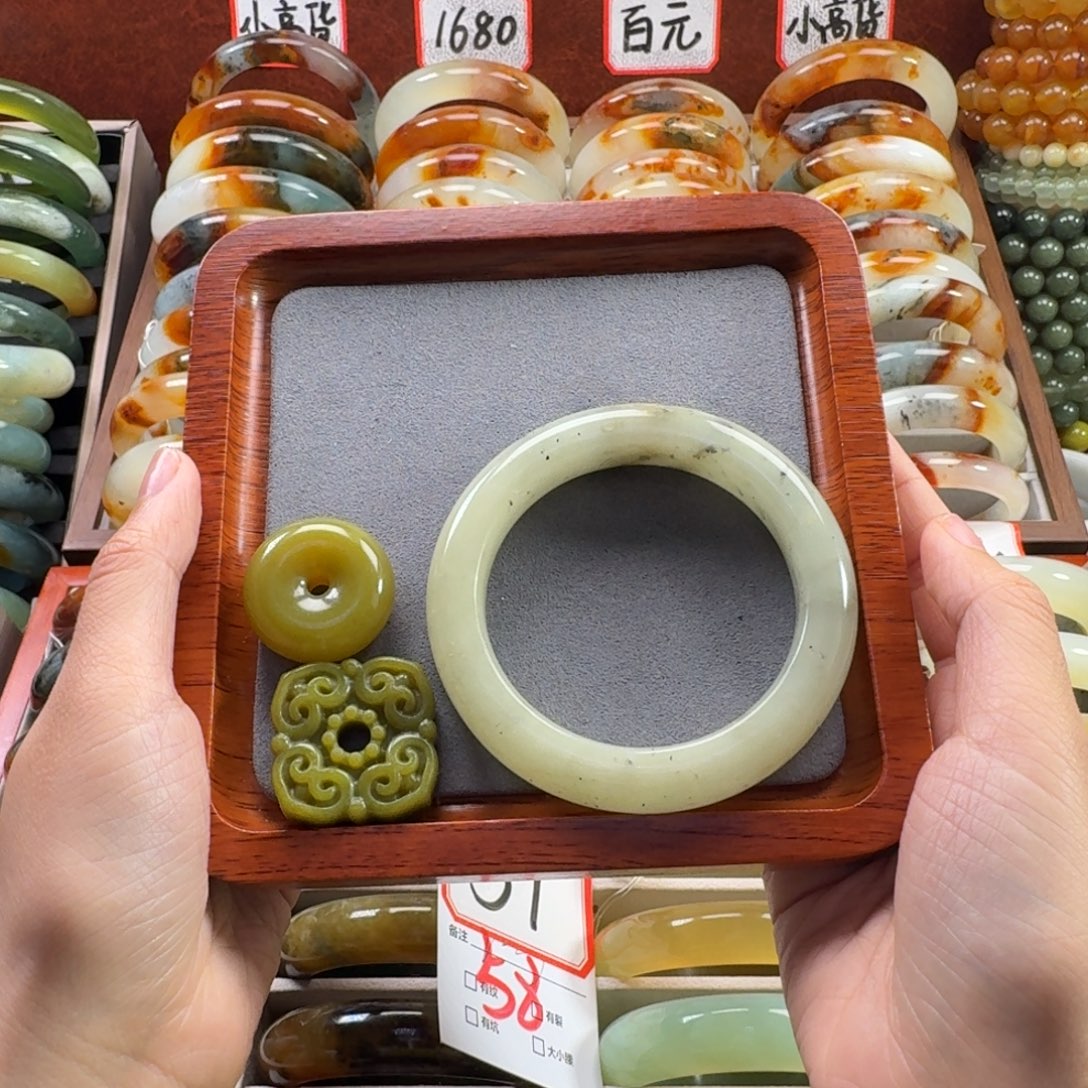 人****蛇纹石玉未镶嵌手镯