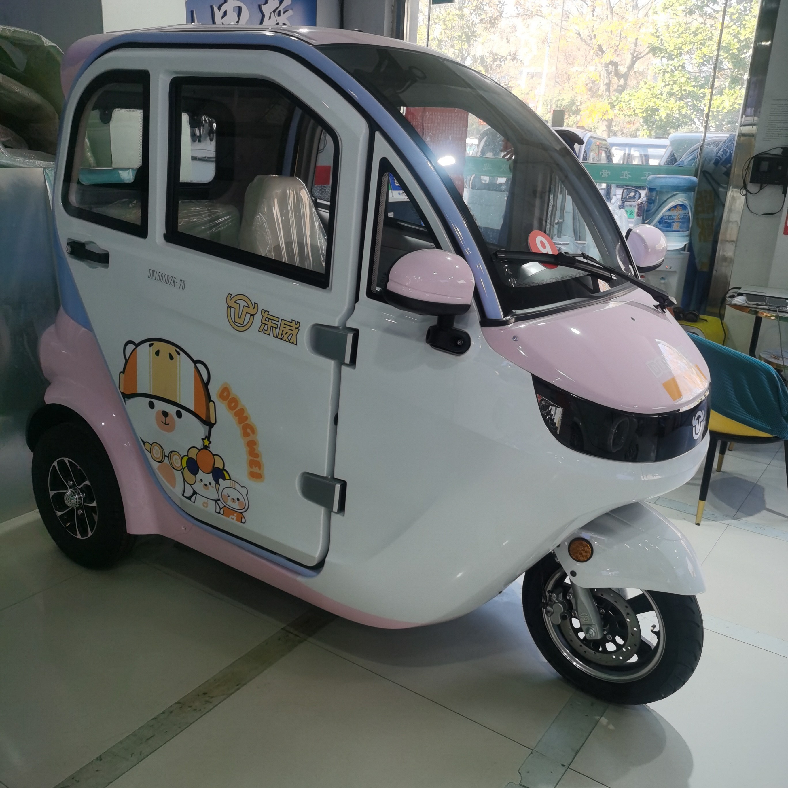 全封闭两门三座锂电手把式低速电动三轮车家用代步接送孩子成人