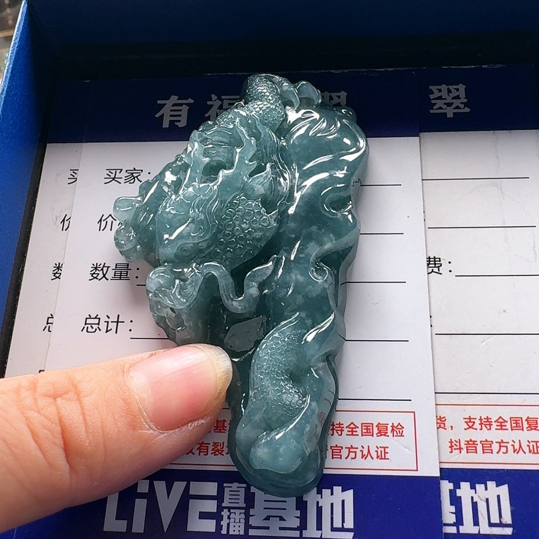 翡翠颈饰未镶嵌龙牌