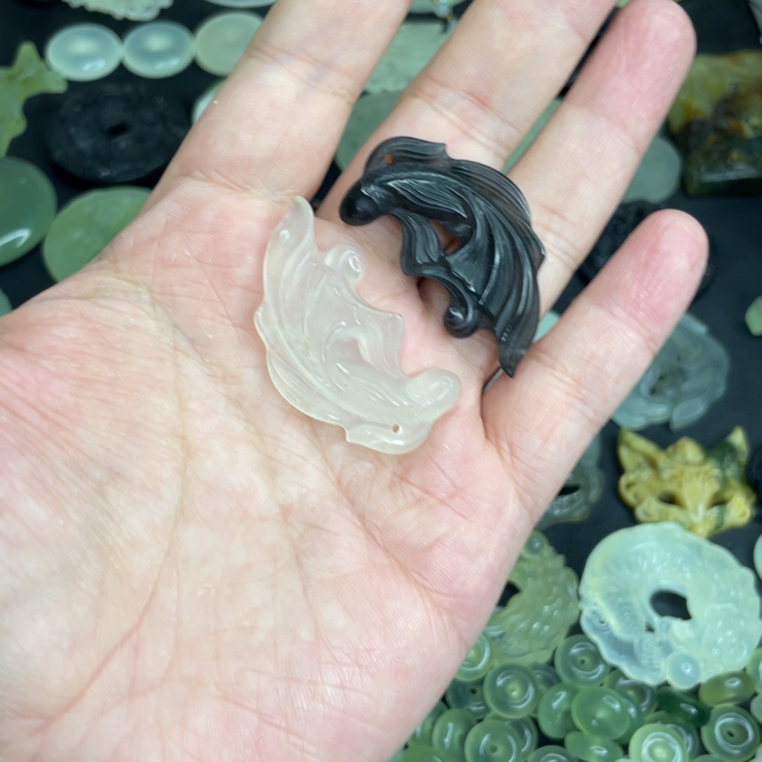 幽***蝶岫玉未镶嵌颈饰鱼