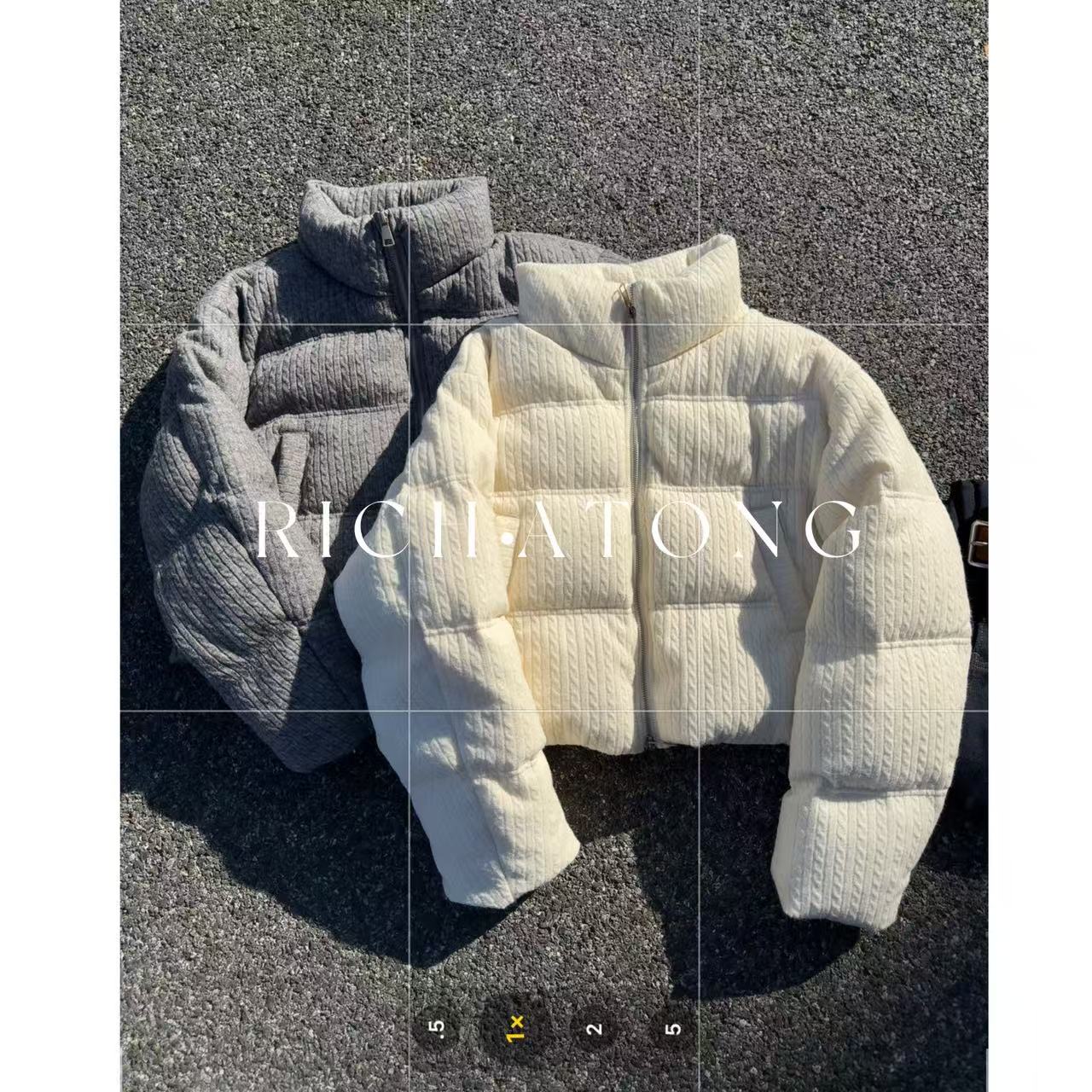RICH ATONG.-【小马鹅绒】-2025针织绞花刺绣立领90白鹅绒服1118-24