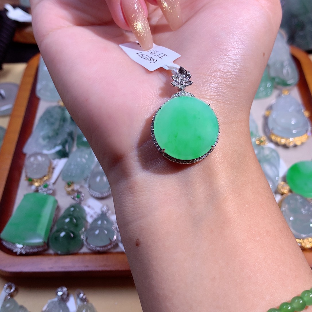 翡翠吊坠(不含链)18K金镶嵌