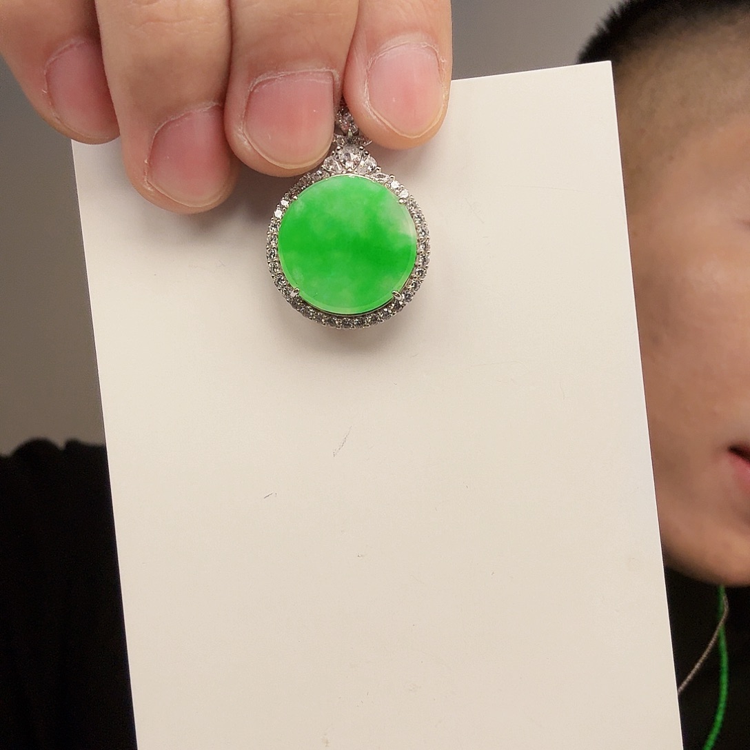 翡翠未镶嵌颈饰一件