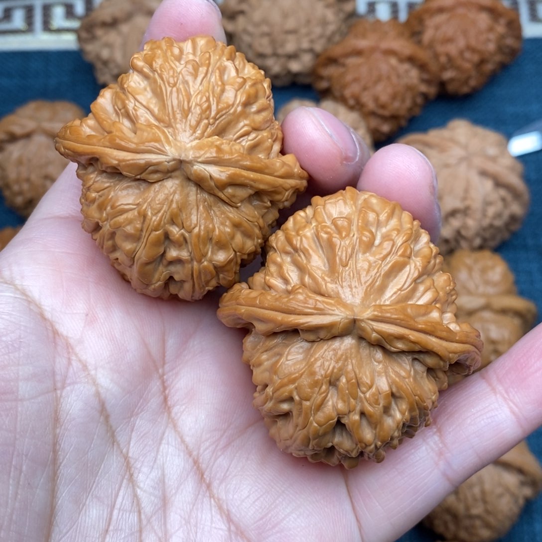 文玩核桃把件44毕业红皮白狮子全品52克