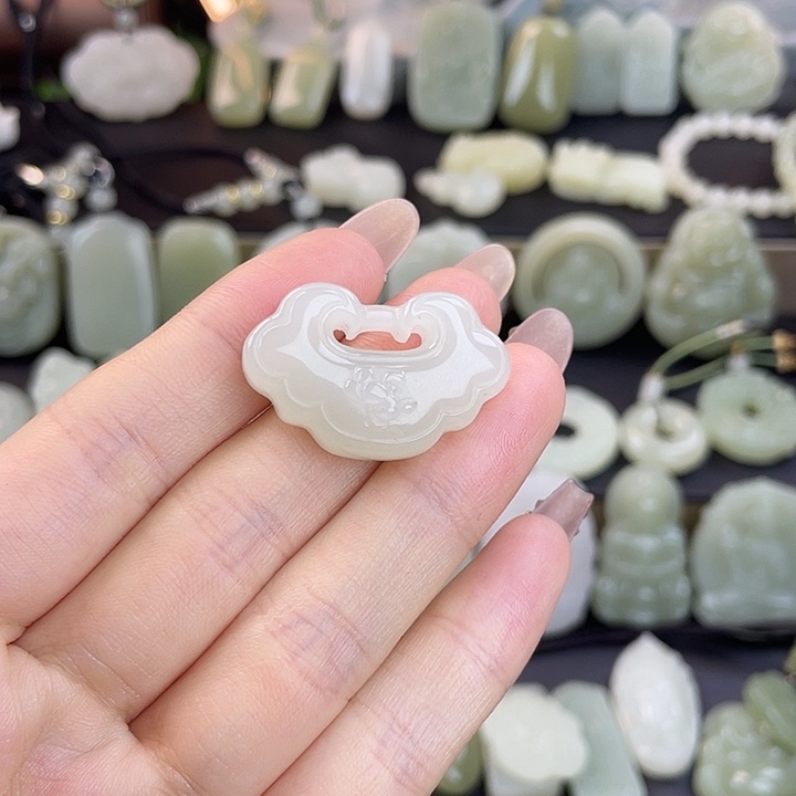 成****和田玉未镶嵌颈饰