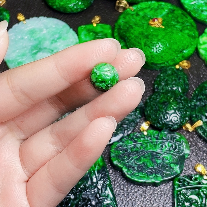 翡翠未镶嵌颈饰多样性