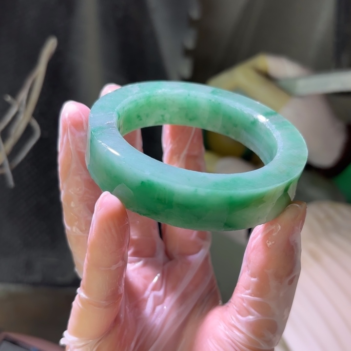 比***心石英质玉（非洲翠）未镶嵌手镯定制