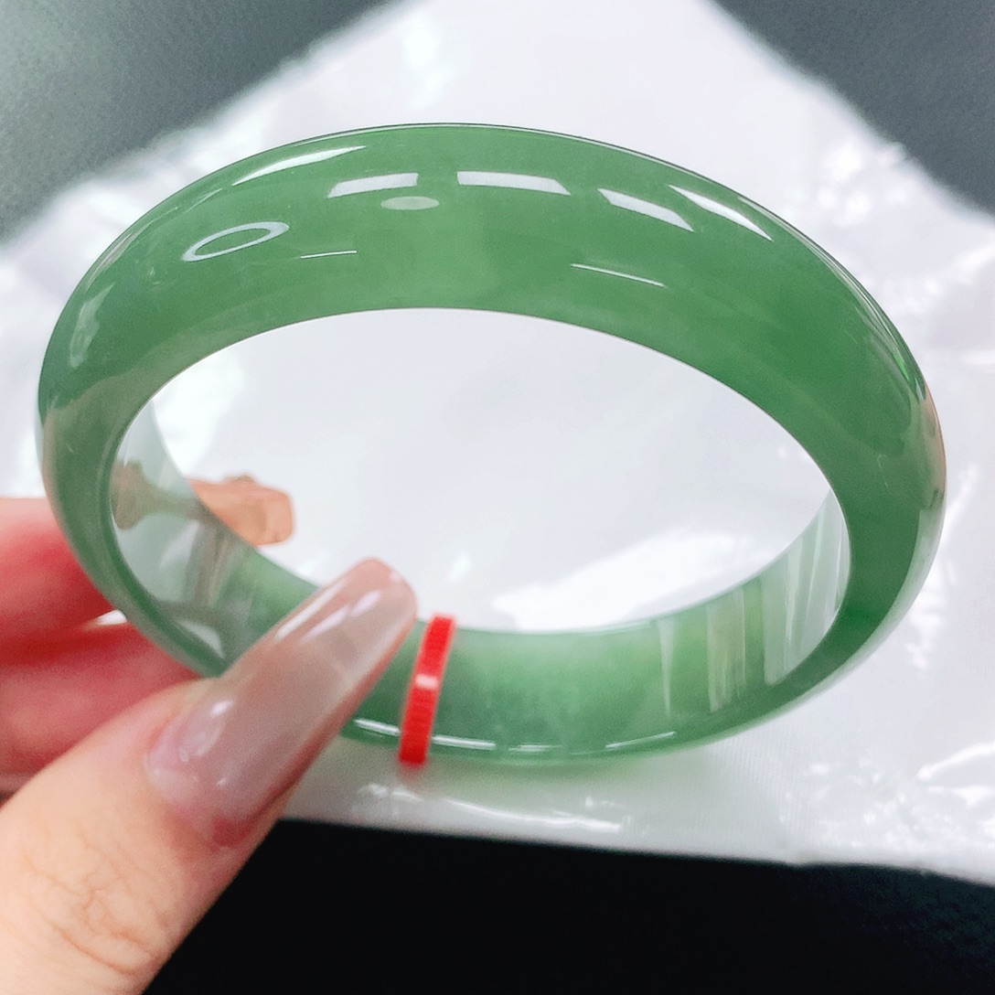 翡翠手镯未镶嵌55圈