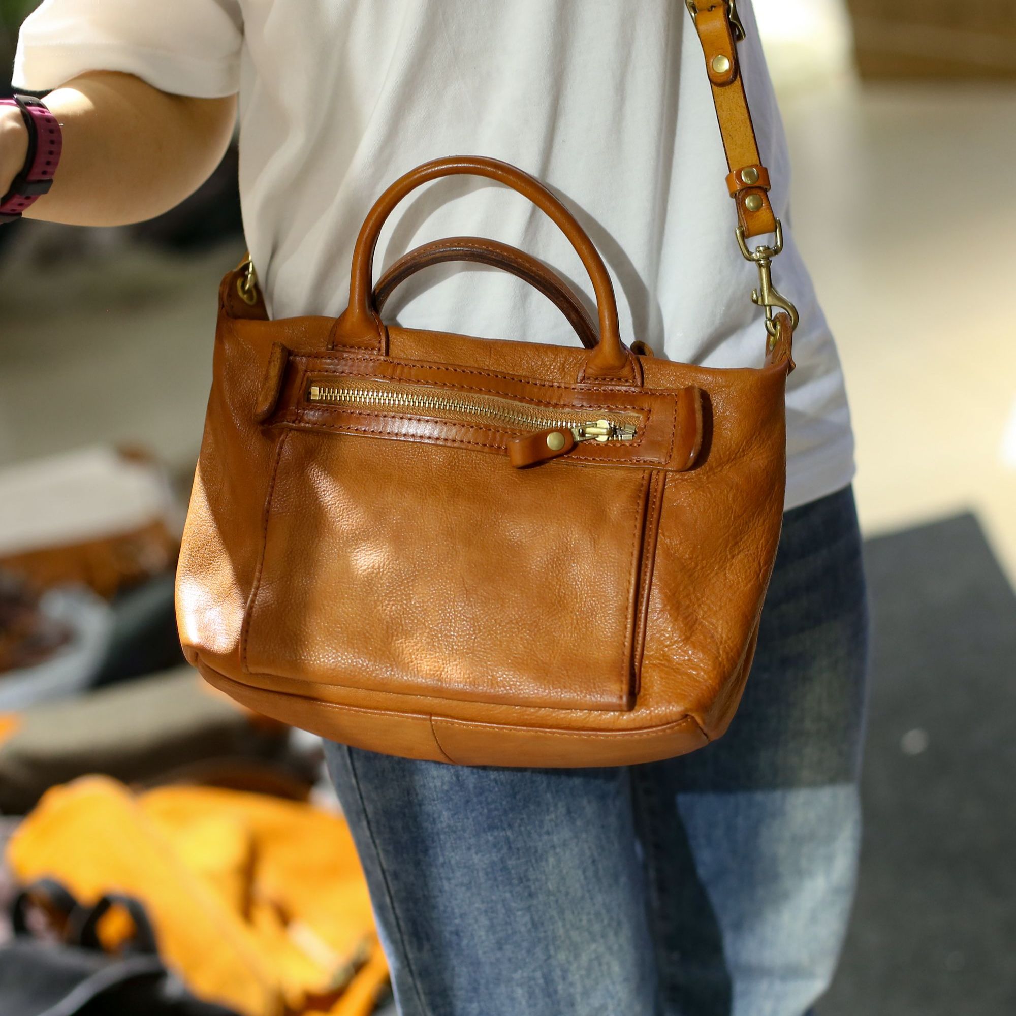 23417-1重工复古植鞣头层牛皮洗水黄铜五金YKK拉链单肩斜挎饺子包