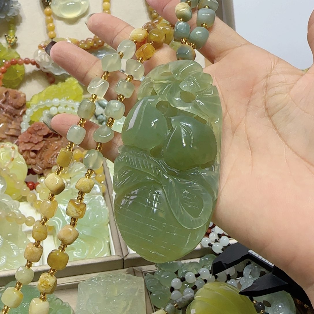 未镶嵌蛇纹石玉吊坠