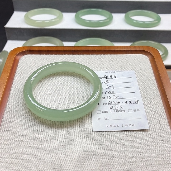 张***。石英质玉未镶嵌手镯