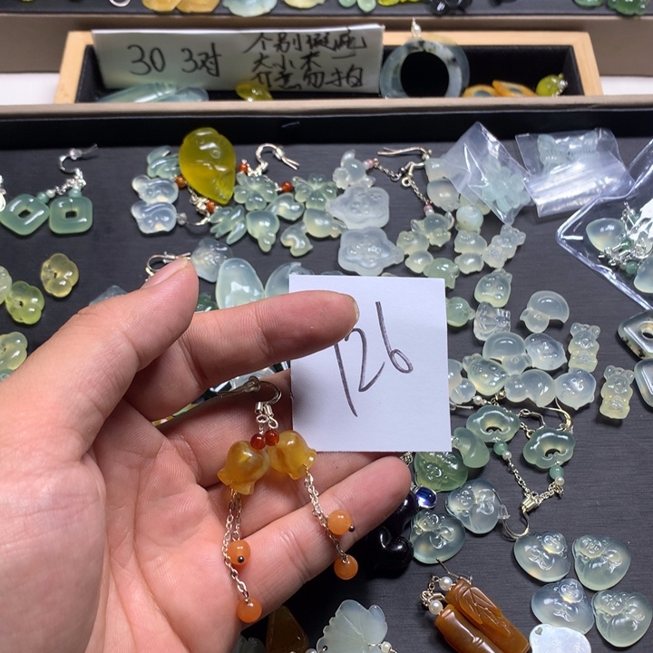 绾***绾蛇纹石玉合金耳钉