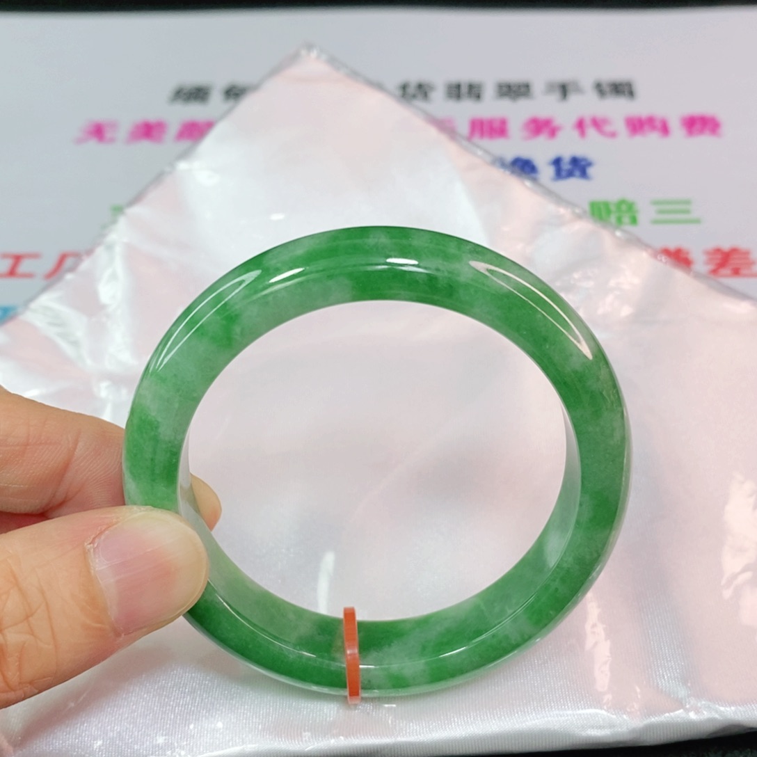 翡翠手镯未镶嵌小***?51.8圈口正圈