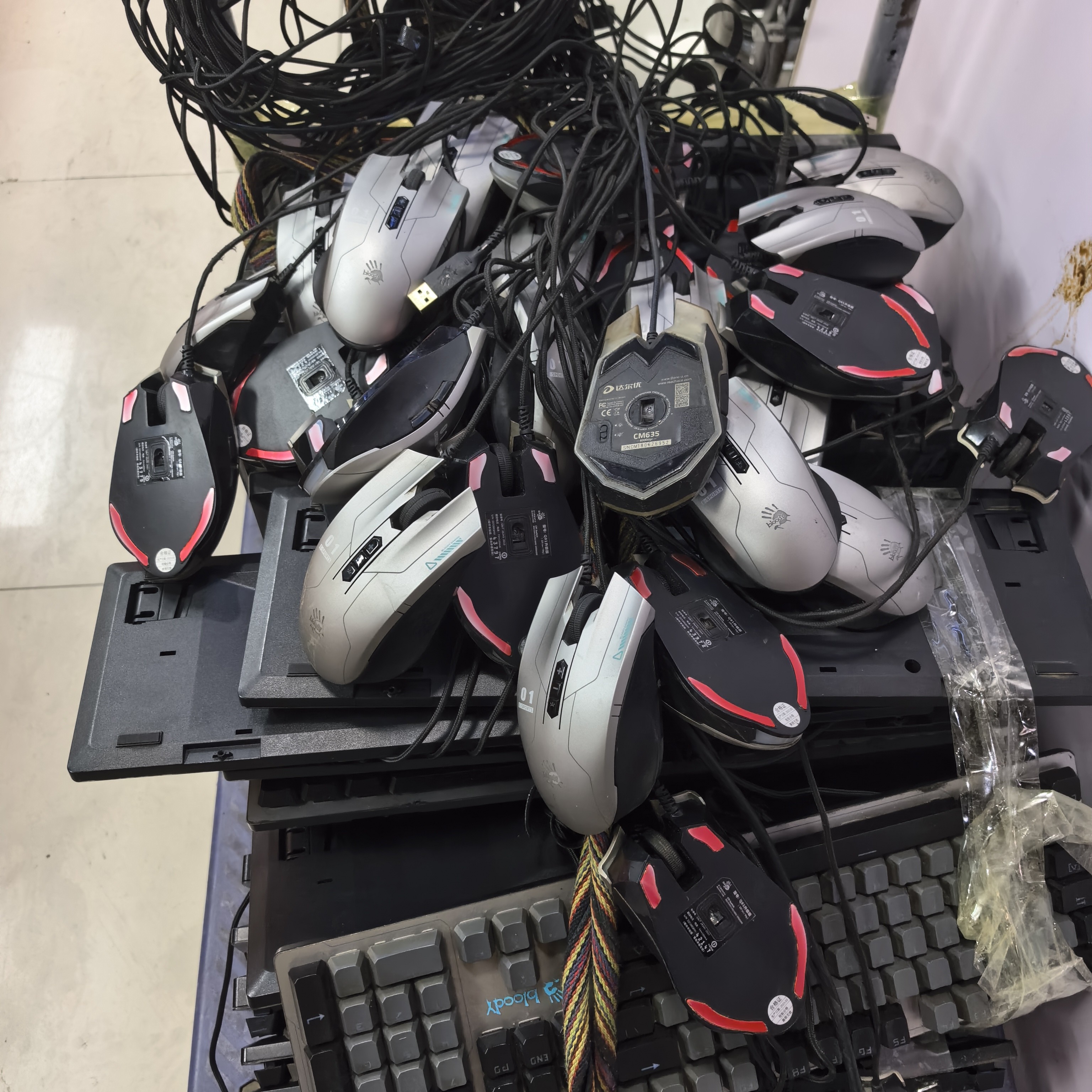 95新 ASUS/华硕 机械。带灯光的。电竞的。有键盘。有鼠标。