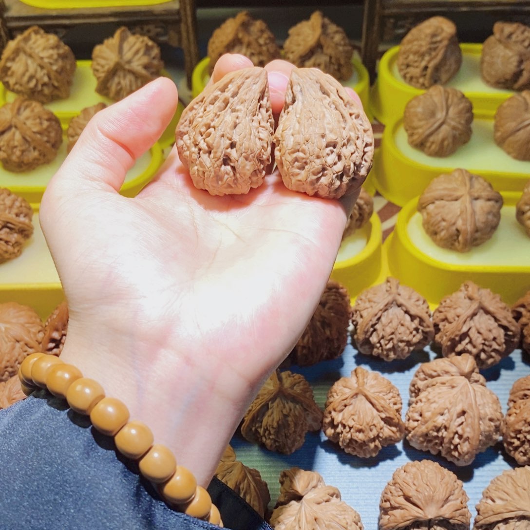 【闪购商品】文玩核桃吊坠坐佛