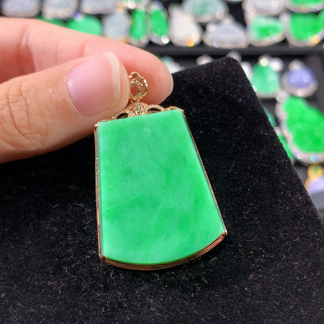 翡翠18K金镶嵌颈饰