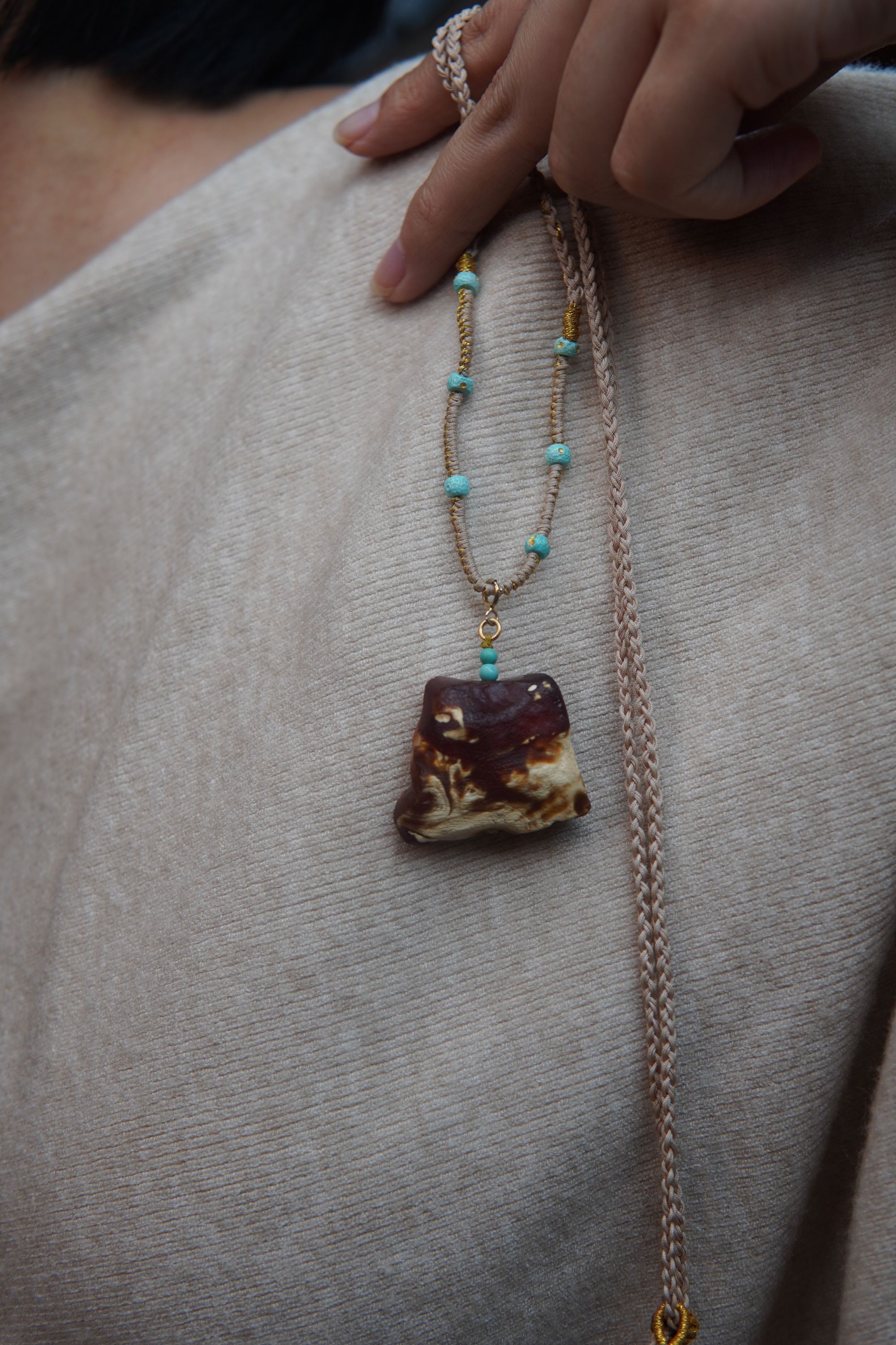 琥珀蜜蜡方块石膏白镶嵌吊坠