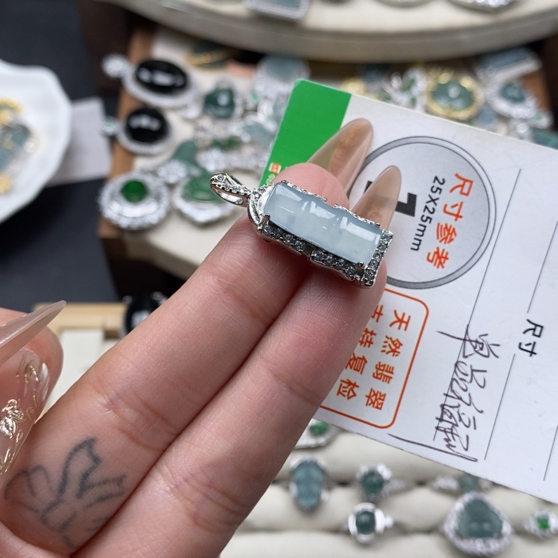 翡翠颈饰未镶嵌翡翠