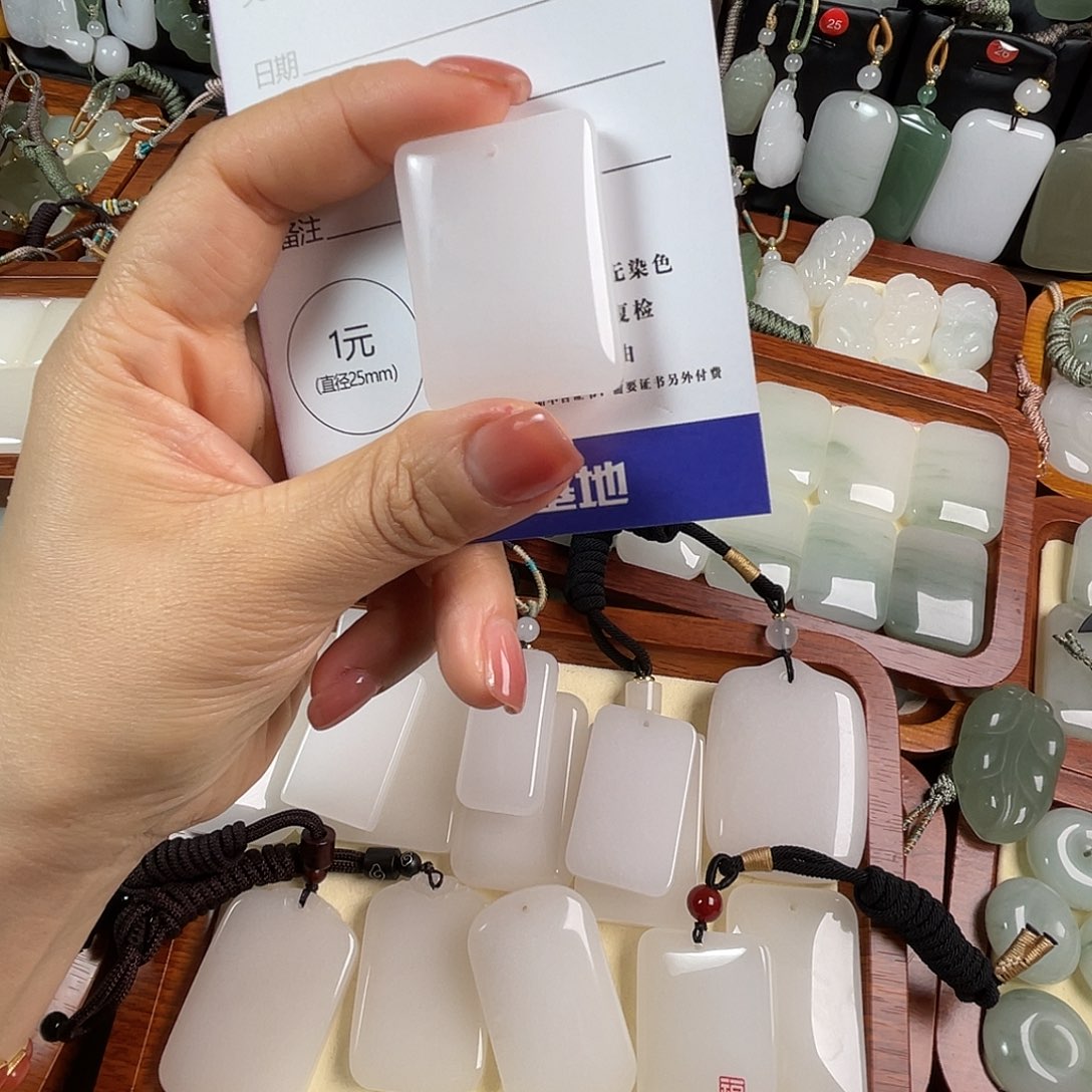 杨***亮石英质玉未镶嵌颈饰