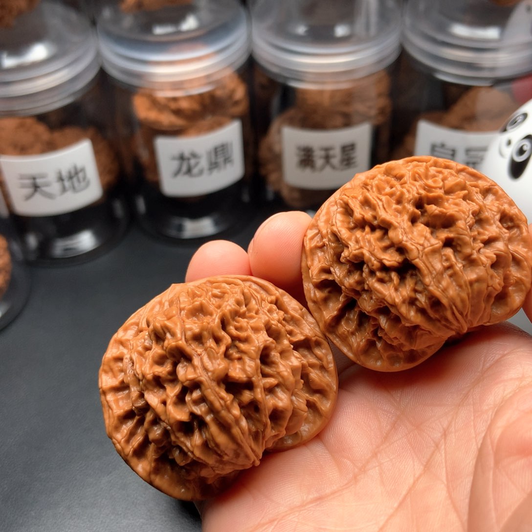 文玩核桃吊坠盘龙纹