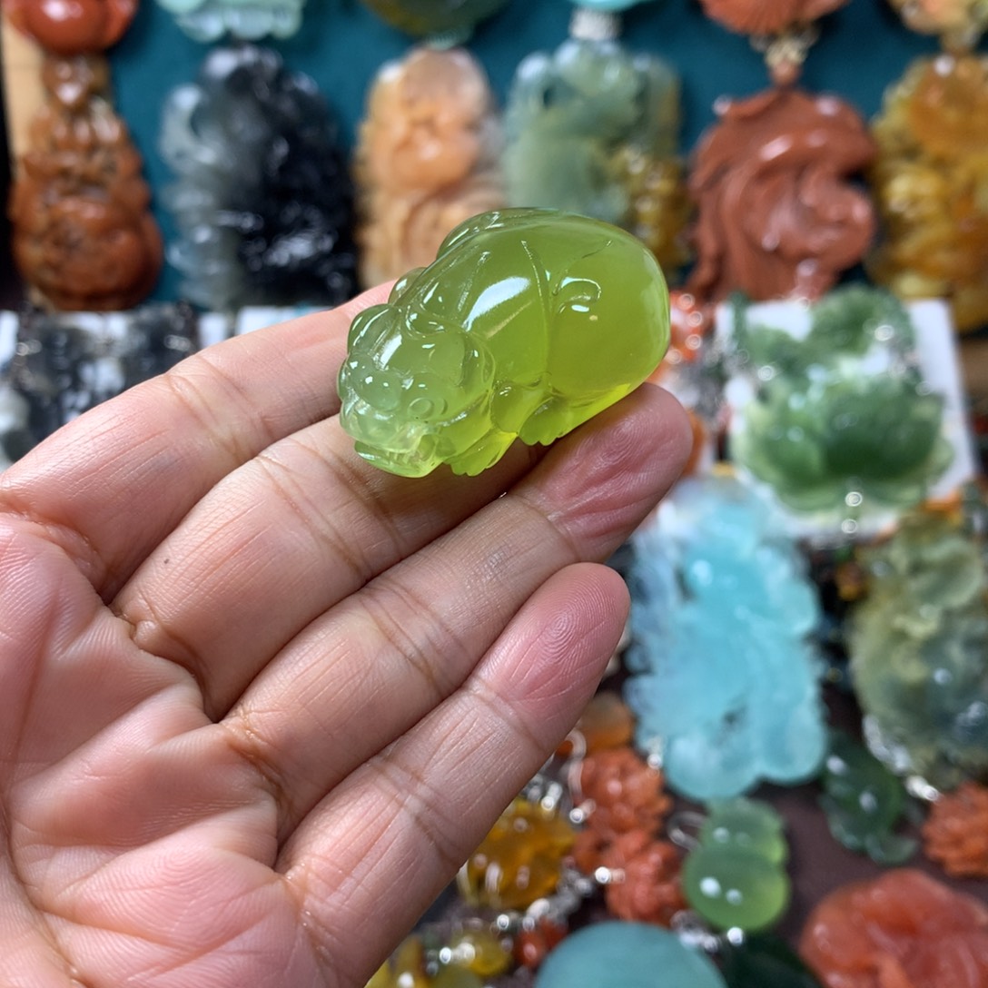 未镶嵌蛇纹石玉挂坠