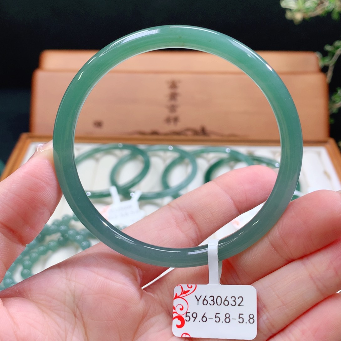 翡翠手镯未镶嵌天然