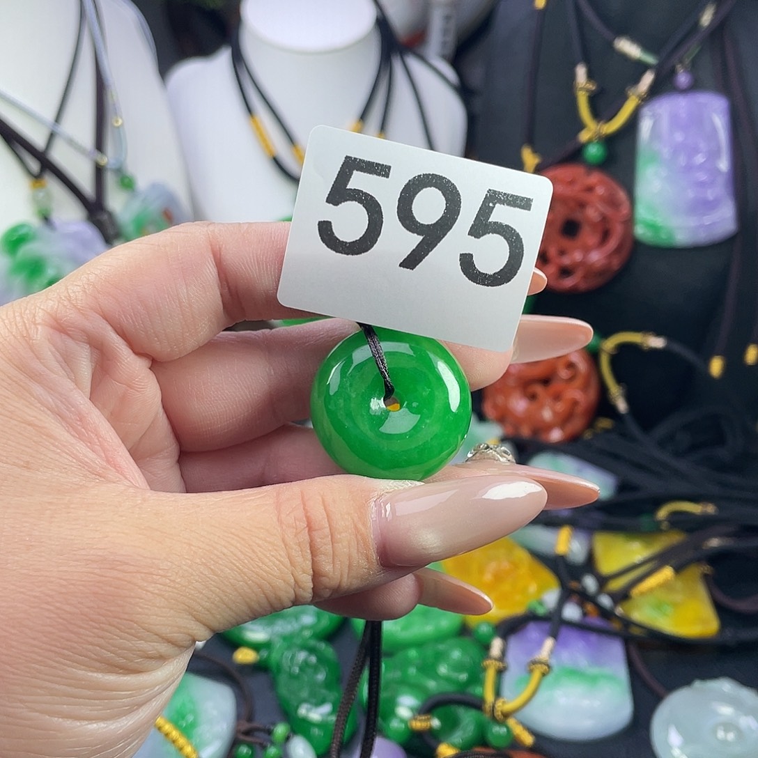 翡翠未镶嵌吊坠(赠链)