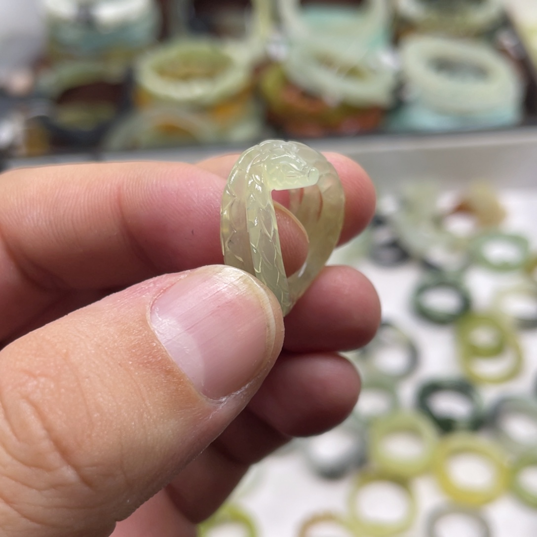 ****金蛇纹石玉未镶嵌戒指