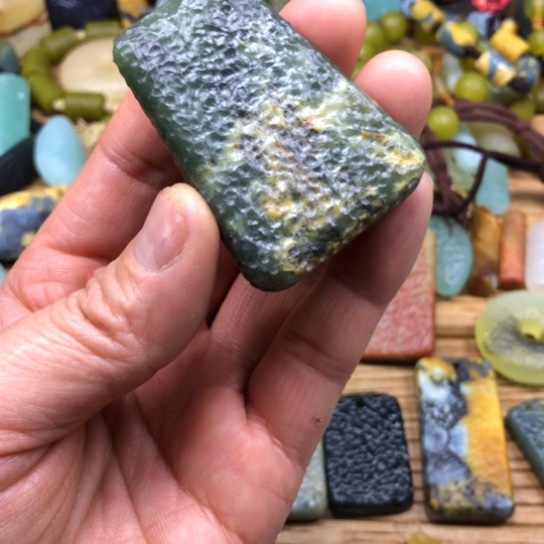 蛇纹石玉合金颈饰