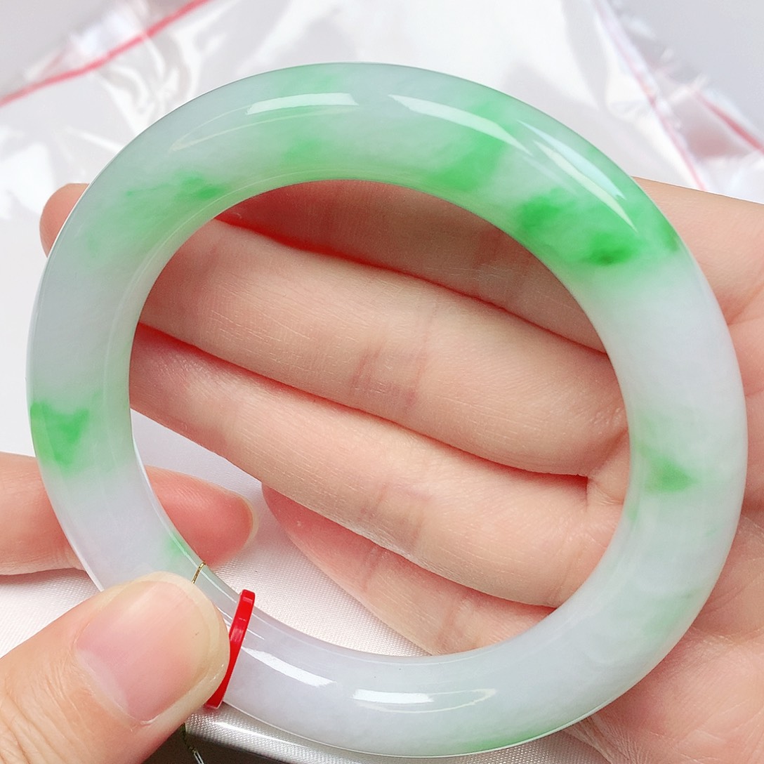 翡翠手镯未镶嵌抖音质检