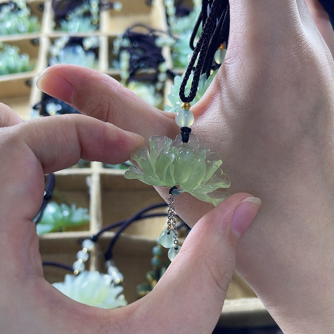 蛇纹石玉颈饰合金