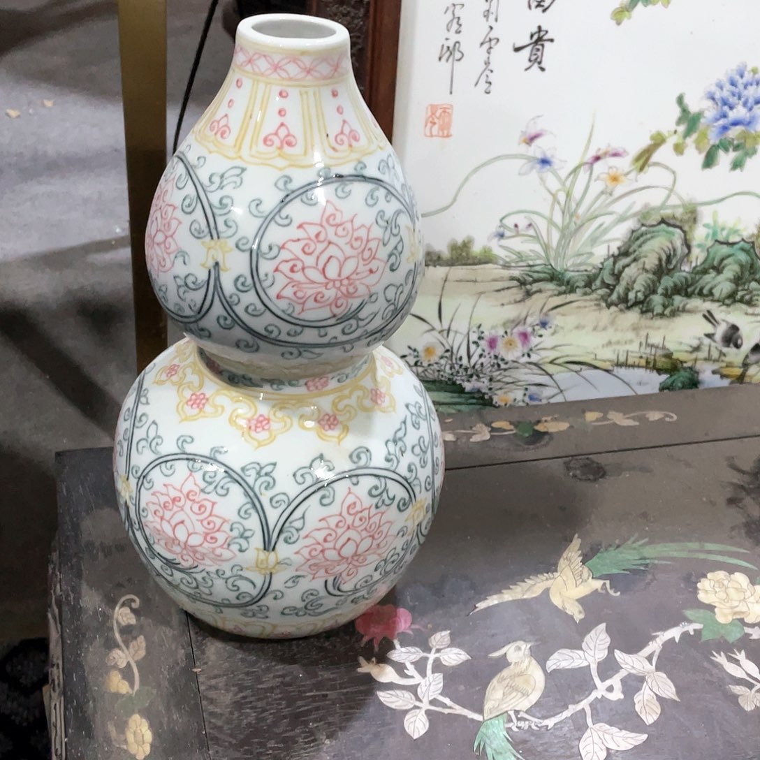 摆件开开心心准备迎接新年