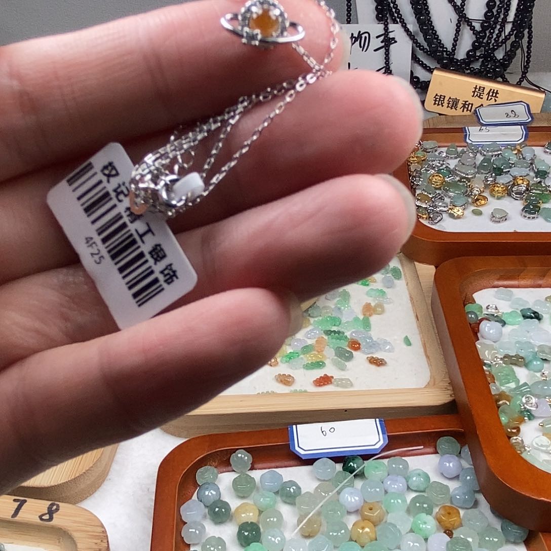 翡翠颈饰未镶嵌日月星球