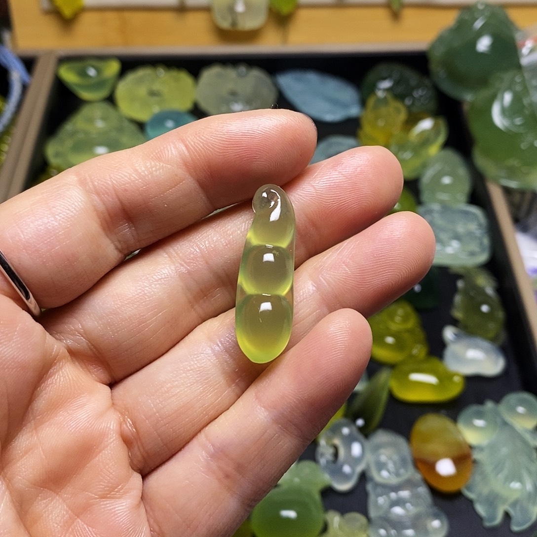 清***笑蛇纹石玉未镶嵌颈饰