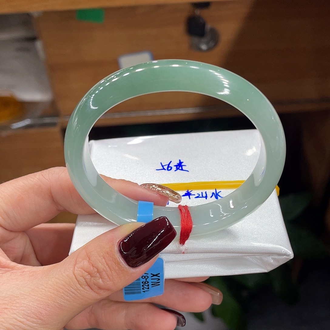 翡翠手镯未镶嵌天然翡翠