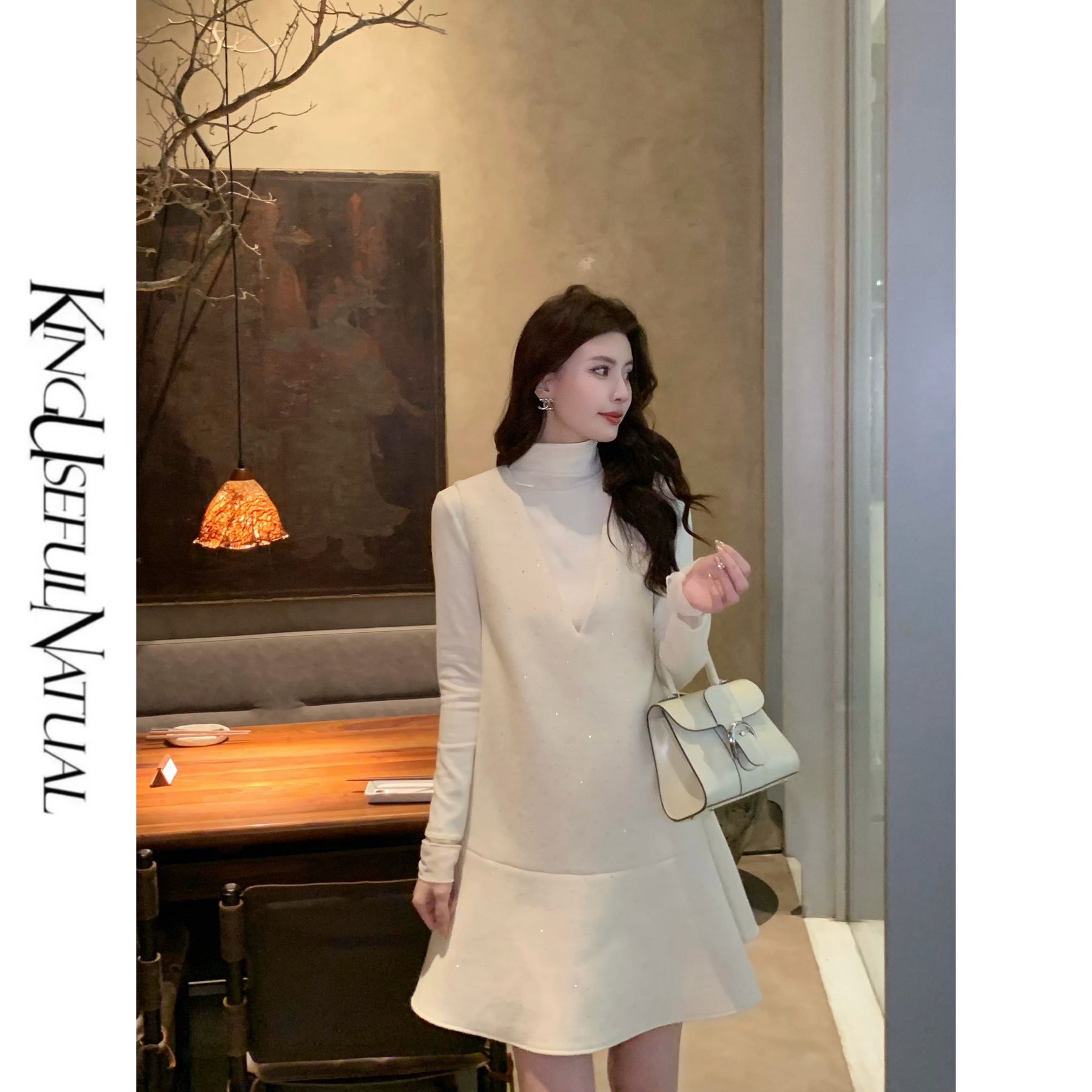 KUN【Angel】灵动裙摆 精致烫钻羊毛呢深V领秋冬内搭无袖背心连衣裙