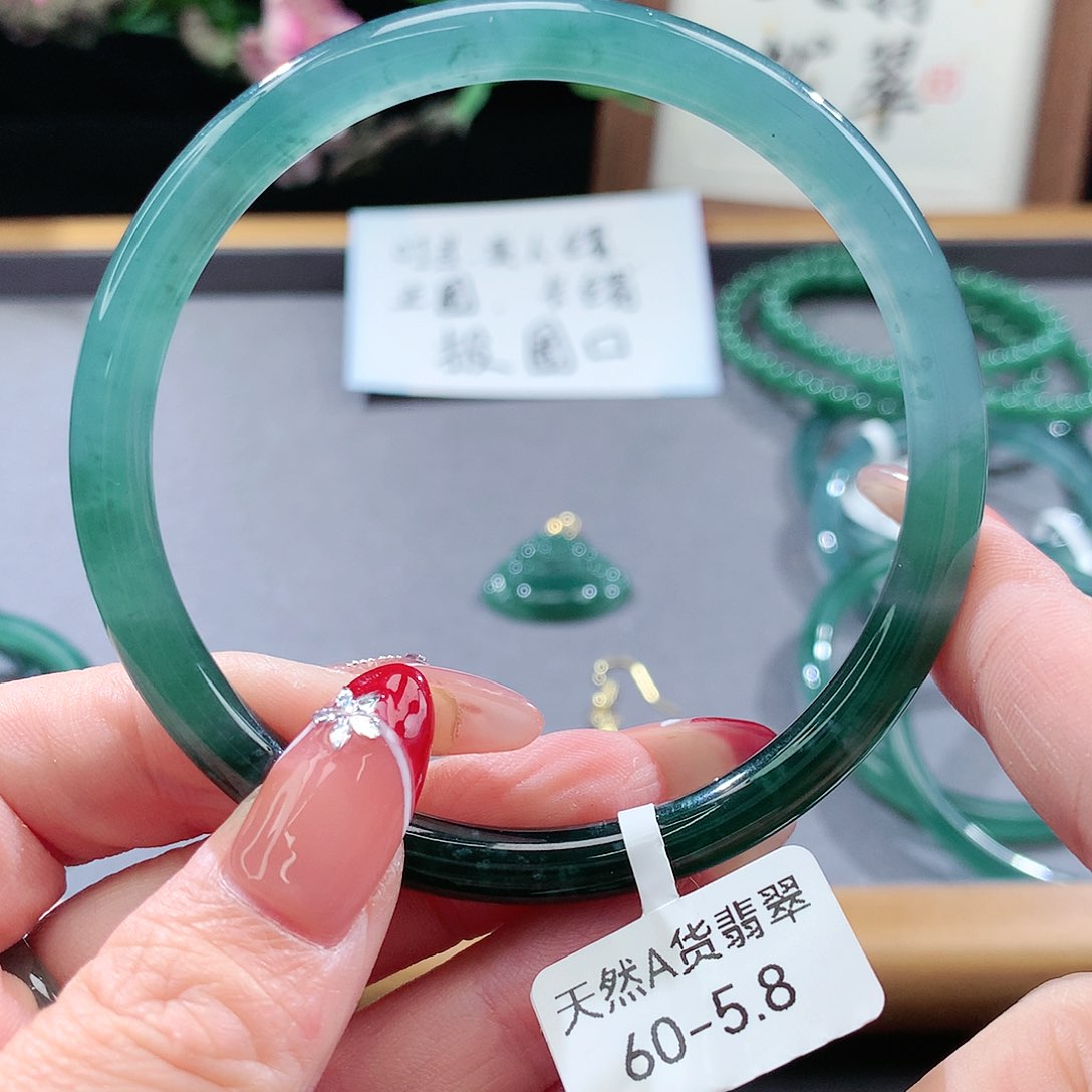 翡翠手镯（圆镯）未镶嵌