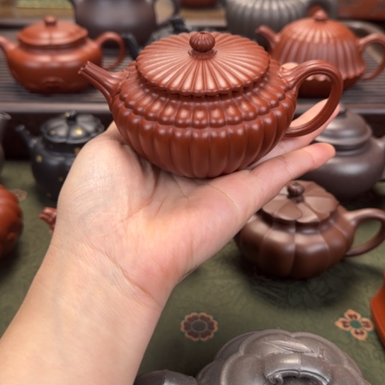 A***宜兴紫砂萦纡朱泥