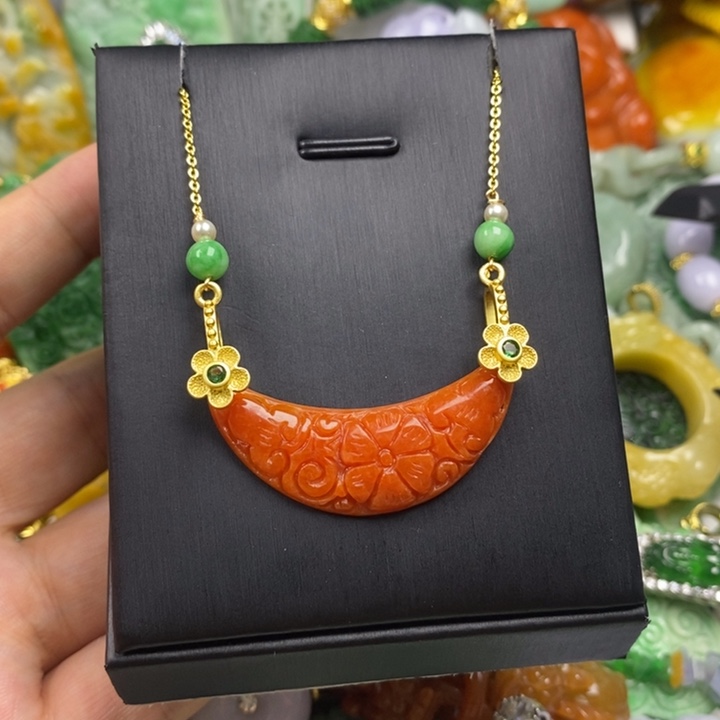 翡翠未镶嵌吊坠(赠链)