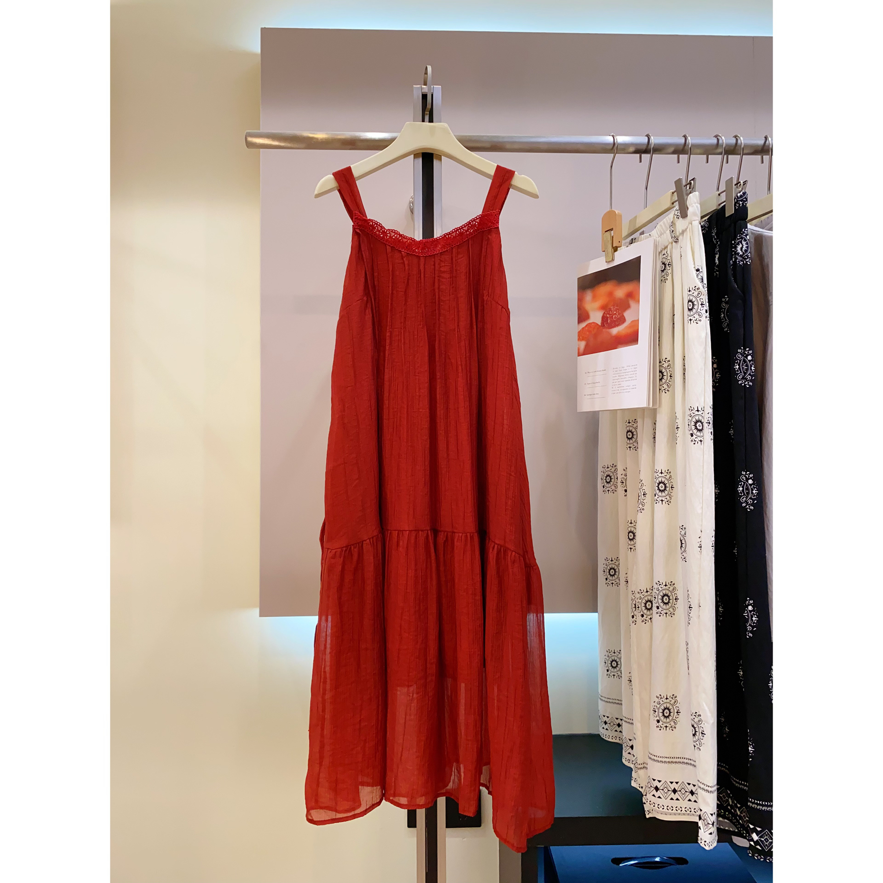 Q50新中式红色无袖吊带连衣裙女夏季海边度假风拍照氛围宽松长裙