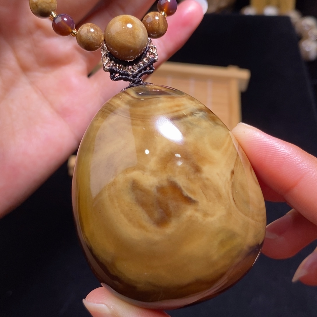 琥珀颈饰未镶嵌52.8克