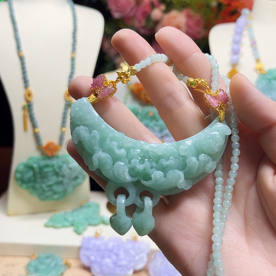 翡翠颈饰未镶嵌满绿牡丹