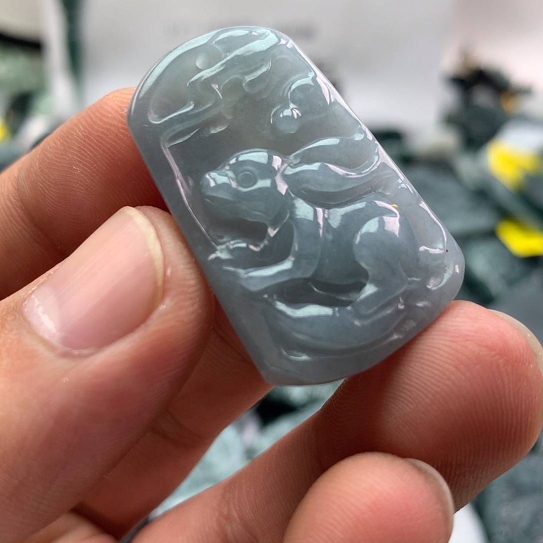 翡翠未镶嵌颈饰兔子