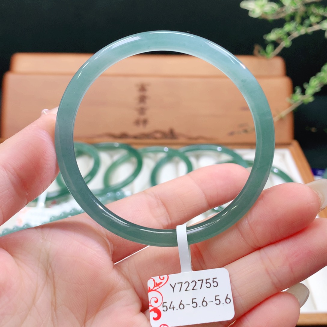 翡翠手镯未镶嵌天然