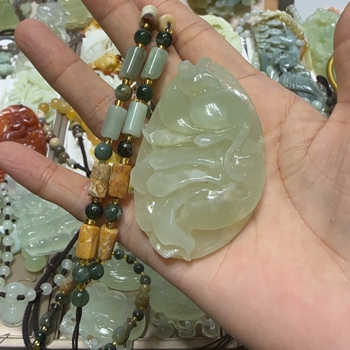 蛇纹石玉吊坠未镶嵌