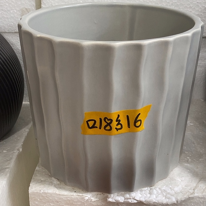 陶瓷花盆有孔 瑕疵介意勿拍 