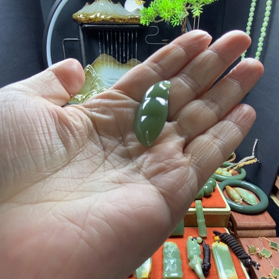 岫岩老玉（透闪石质玉）吊坠未镶嵌